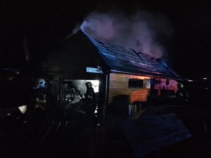V Olomouci v noci hořela obytná chata, škoda překročí dva miliony