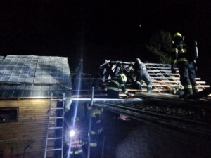 V Olomouci v noci hořela obytná chata, škoda překročí dva miliony