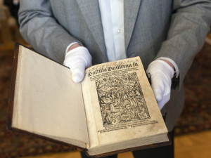 Italští karabiniéři přivezli do Olomouce mnoho let ztracenou knihu. Historický tisk našli na aukci