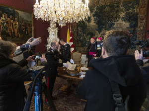 Italští karabiniéři přivezli do Olomouce mnoho let ztracenou knihu. Historický tisk našli na aukci