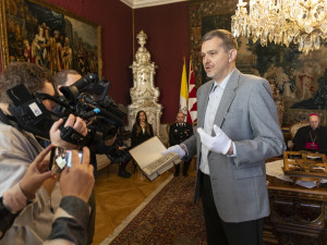 Italští karabiniéři přivezli do Olomouce mnoho let ztracenou knihu. Historický tisk našli na aukci