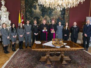 Italští karabiniéři přivezli do Olomouce mnoho let ztracenou knihu. Historický tisk našli na aukci