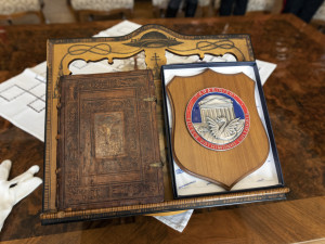 Italští karabiniéři přivezli do Olomouce mnoho let ztracenou knihu. Historický tisk našli na aukci