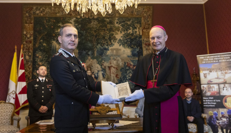 Italští karabiniéři přivezli do Olomouce mnoho let ztracenou knihu. Historický tisk našli na aukci