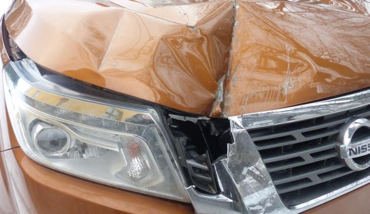 Traktor s vidlemi rozpáral ve Zlatých Horách osobní auto. Jeho řidič naštěstí vyvázl bez zranění