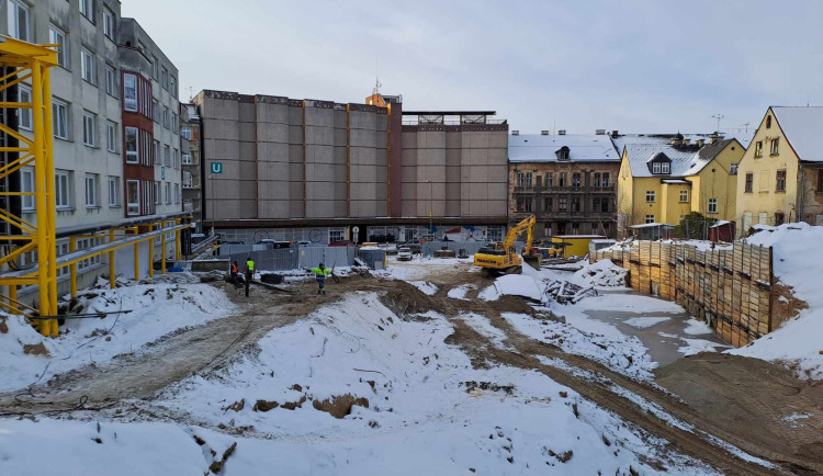 Na stavbě nového pavilonu nemocnice se objeví jeřáby. Provoz heliportu neomezí