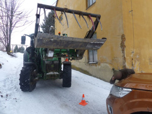 Traktor ve Zlatých Horách rozpáral vidlemi osobní auto. Jeho řidič naštěstí vyvázl bez zranění