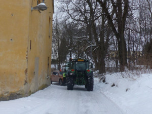 Traktor ve Zlatých Horách rozpáral vidlemi osobní auto. Jeho řidič naštěstí vyvázl bez zranění