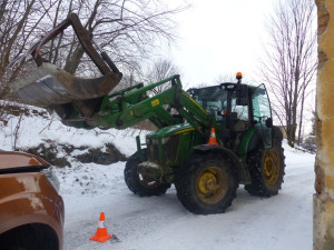 Traktor ve Zlatých Horách rozpáral vidlemi osobní auto. Jeho řidič naštěstí vyvázl bez zranění