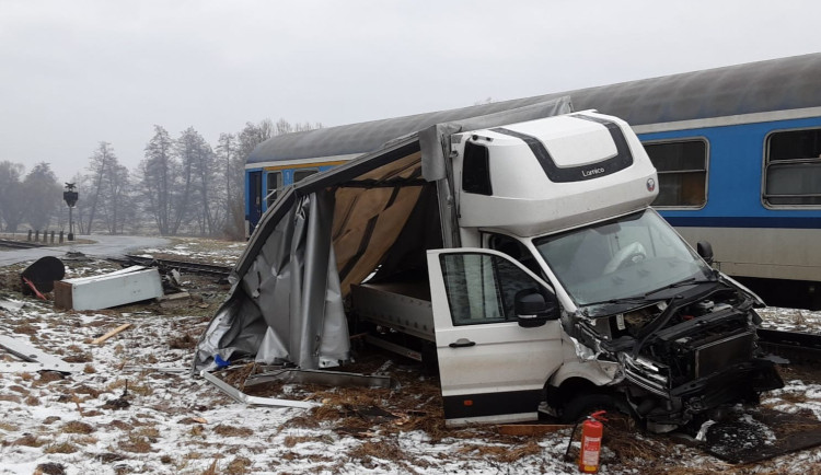 Záchranné složky zasahují u nehody dodávky a vlaku, ve kterém cestovalo 31 lidí