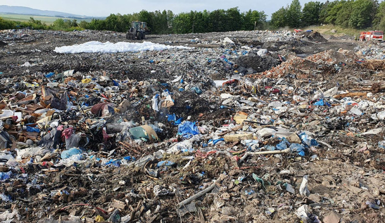 size3-1685873760077-124-video-pozar-skladky-zamestnal-osmdesat-hasicu-vrtulnik-tezkou-techniku-i-chemickou-laborator