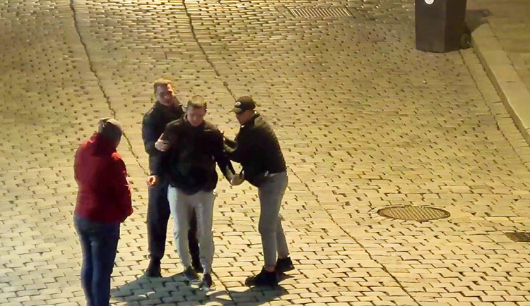VIDEO: Policie hledá svědky noční bitky v centru Olomouce