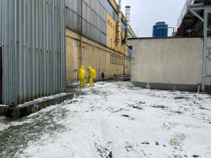 Na Jesenicku uniklo z cisterny tisíc litrů kyseliny, chemikálie se dostala i do řeky