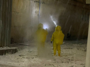 Na Jesenicku uniklo z cisterny tisíc litrů kyseliny, chemikálie se dostala i do řeky