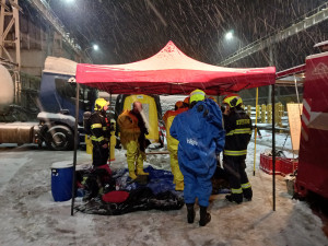 Na Jesenicku uniklo z cisterny tisíc litrů kyseliny, chemikálie se dostala i do řeky