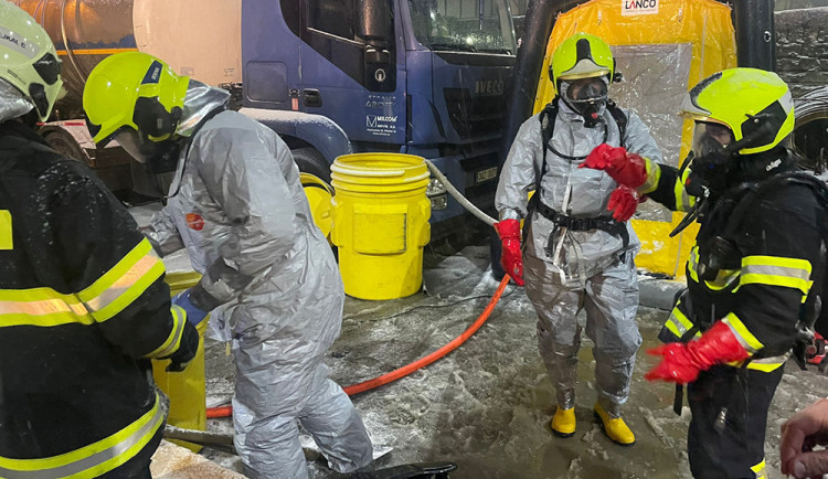 Na Jesenicku uniklo z cisterny tisíc litrů kyseliny, chemikálie se dostala i do řeky