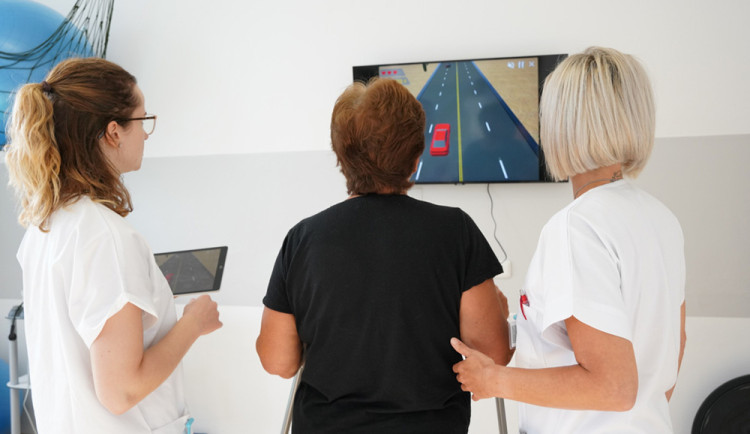 Rehabilitace s videohrami. Pacienti v šumperské nemocnici zlepšují stabilitu a pohyb na speciální plošině