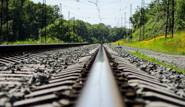 Smrt na přejezdu. Vlak na Havlíčkobrodsku srazil člověka, ten na místě zemřel