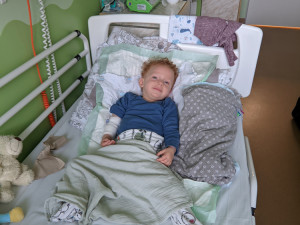 Nemocný Martínek odletěl na kliniku do Montpellier, na jeho léčbu lidé darovali 150 milionů