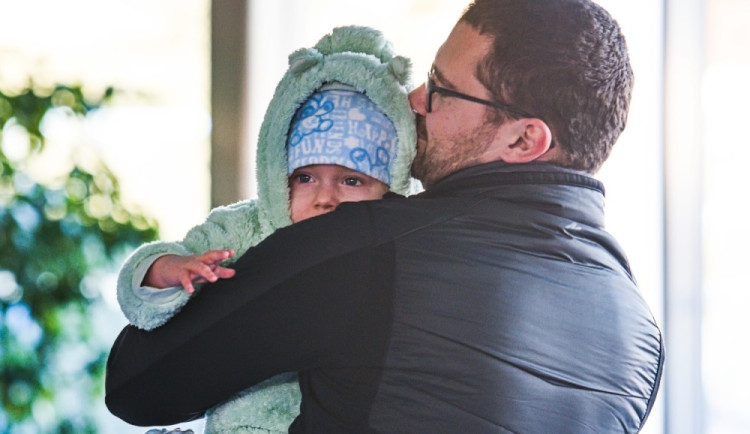 Nemocný Martínek odletěl na kliniku do Montpellier, na jeho léčbu lidé darovali 150 milionů