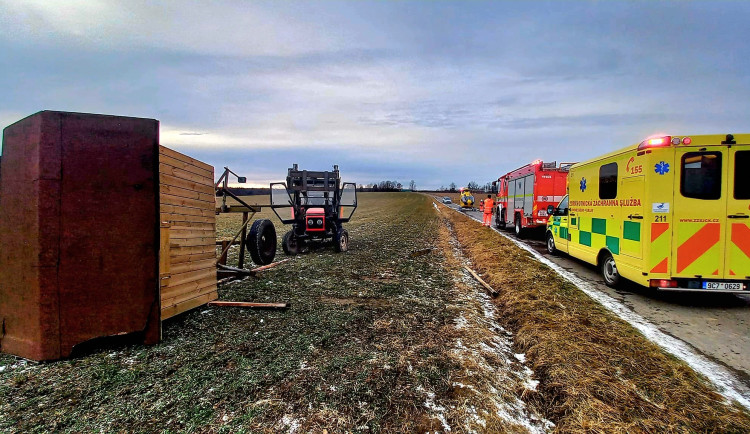 Na muže se zřítil posed. Vrtulník zraněného transportoval do nemocnice