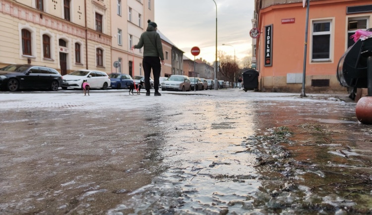 Silnice i chodníky jsou samý led. Kdo na Žďársku a Třebíčsku nemusí, ať raději nevyjíždí, vyzývá policie