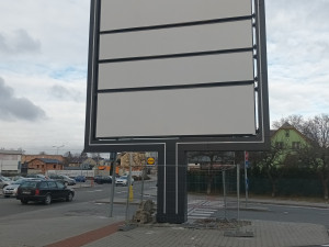 Na přechodu pro chodce v Zábřehu firma na černo postavila reklamní panel. Je nebezpečný a ohrožuje lidi