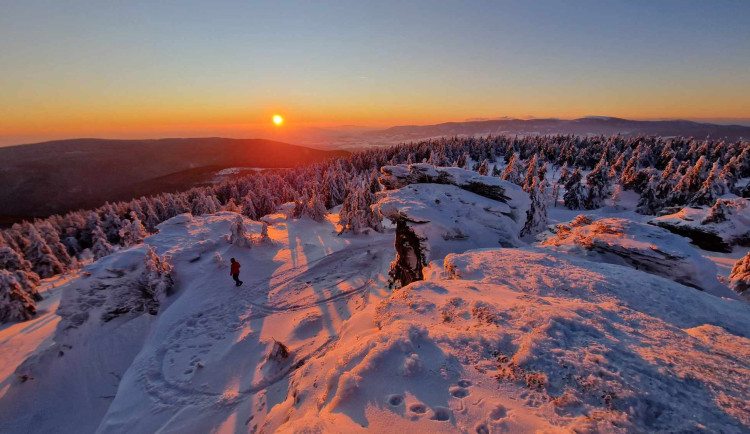 Tři bezohlední motorkáři pustošili hřebeny Jeseníků. Projeli přes Petrovy kameny až na Šerák