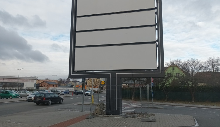 Zábřeh chce zachovat přechod, který zatarasil nepovolený reklamní pylon