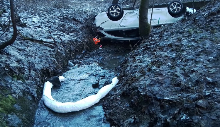 Auto v potoce. K ranní nehodě osobního auta, při níž se zranila řidička, vyjížděl i jeřáb