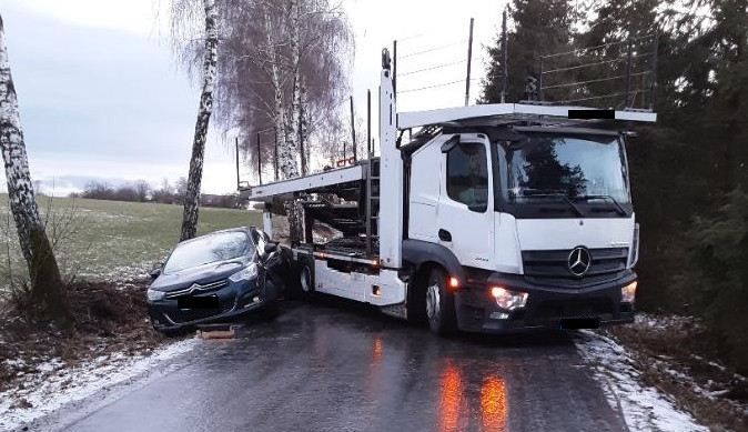 Řidič v autě zastavil kvůli ledovce, narazil do něj náklaďák. V Růžené bourala žena, zastavila se až na rybníku