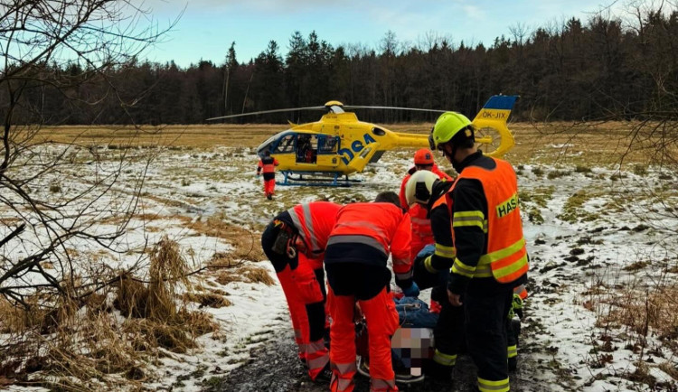 Ledovka trápí řidiče. Hasiči řešili ráno několik nehod