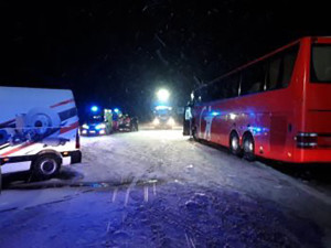 Na D1 se v noci střetl s kamionem autokar plný lidí. Desítky osob evakuovali hasiči