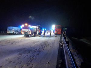 Na D1 se v noci střetl s kamionem autokar plný lidí. Desítky osob evakuovali hasiči