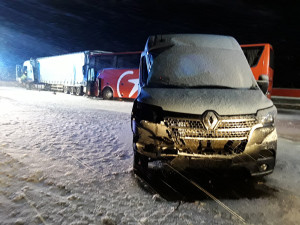 Na D1 se v noci střetl s kamionem autokar plný lidí. Desítky osob evakuovali hasiči