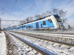 Namrzlé troleje zastavily vlaky v Olomouckém kraji, náročné chvíle zažívají i motoristé