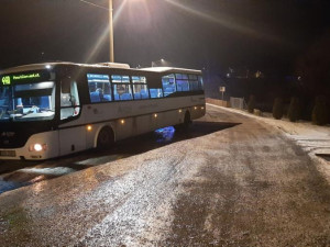 Havarovaný autobus v Ludmírově, ve voze byl pouze řidič, vyvázl bez zranění