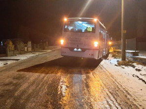 Havarovaný autobus v Ludmírově, ve voze byl pouze řidič, vyvázl bez zranění