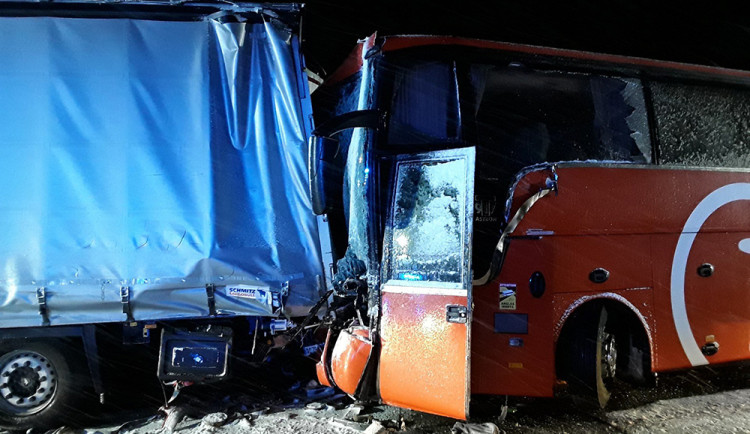 Na D1 se v noci střetl s kamionem autokar plný lidí. Desítky osob evakuovali hasiči