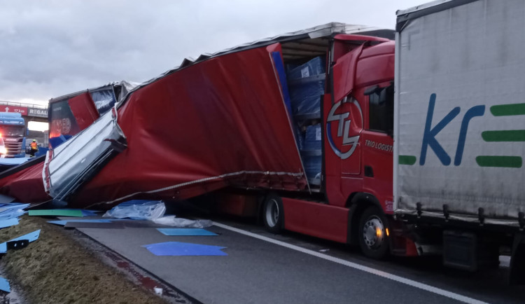 Řidič na D1 nepřežil hromadnou nehodu tří kamionů, pro osobní auta chystá policie objízdnou trasu