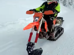 Svědci vyfotili motorkáře, kteří o víkendu pustošili hřebeny Jeseníků. Lidé si stěžovali na smrad a hluk