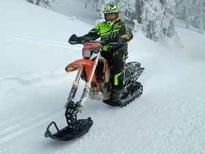 Svědci vyfotili motorkáře, kteří o víkendu pustošili hřebeny Jeseníků. Lidé si stěžovali na smrad a hluk