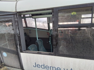 U Supíkovic havaroval autobus. Hasiči museli rozbít okno, aby dostali ven uvězněné cestující