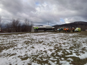 U Supíkovic havaroval autobus. Hasiči museli rozbít okno, aby dostali ven uvězněné cestující
