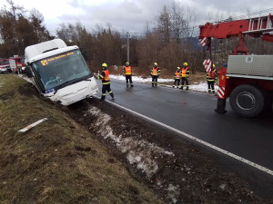 U Supíkovic havaroval autobus. Hasiči museli rozbít okno, aby dostali ven uvězněné cestující