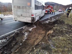 U Supíkovic havaroval autobus. Hasiči museli rozbít okno, aby dostali ven uvězněné cestující