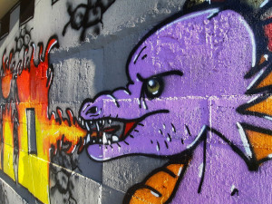 Most na průtahu Olomoucí ozdobily středověké kresby. Silničáři spolupracují s mladými umělci