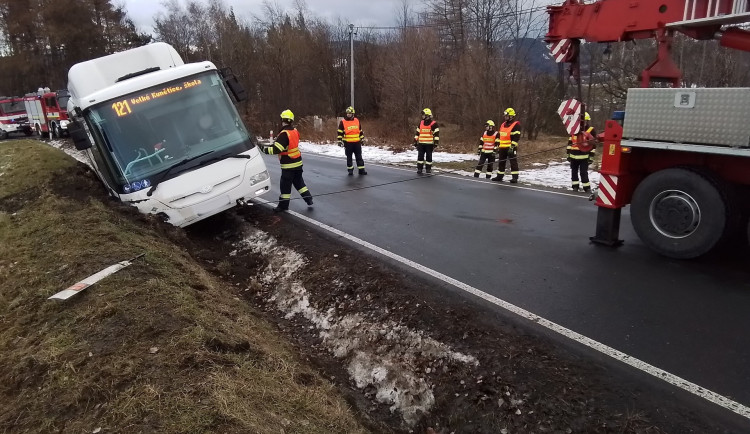 U Supíkovic havaroval autobus. Hasiči museli rozbít okno, aby dostali ven uvězněné cestující