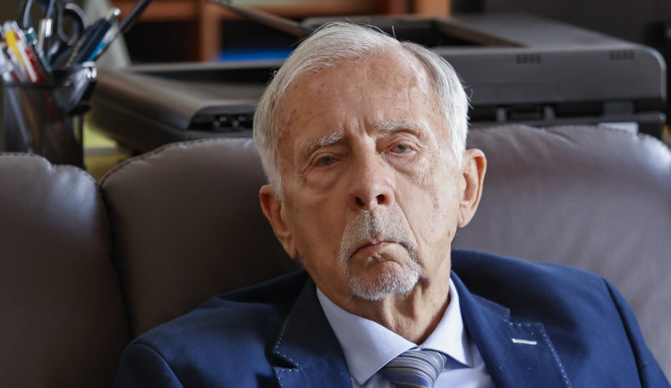 size3-17061056604023-139-mam-pocitac-i-chytry-telefon-stereotyp-o-seniorovi-na-zahradce-uspesne-borim-rika-ombudsman