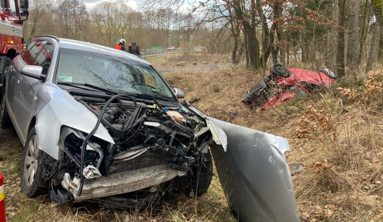 Při dopravní nehodě se střetla dvě auta. Důvodem je nejspíš nedání přednosti